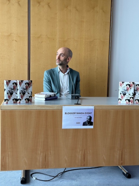 Ein Foto von dem Autor Robben Jaap mit seinem Roman: Kontur eines Lebens
