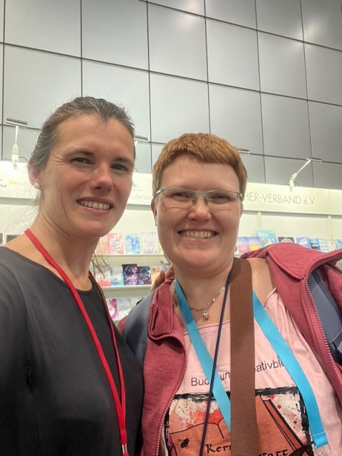Ein Selfie mit Nadine Teuebr und mir am Stand vom Selfpublisher Verband auf der Leipziger Buchmesse 2024